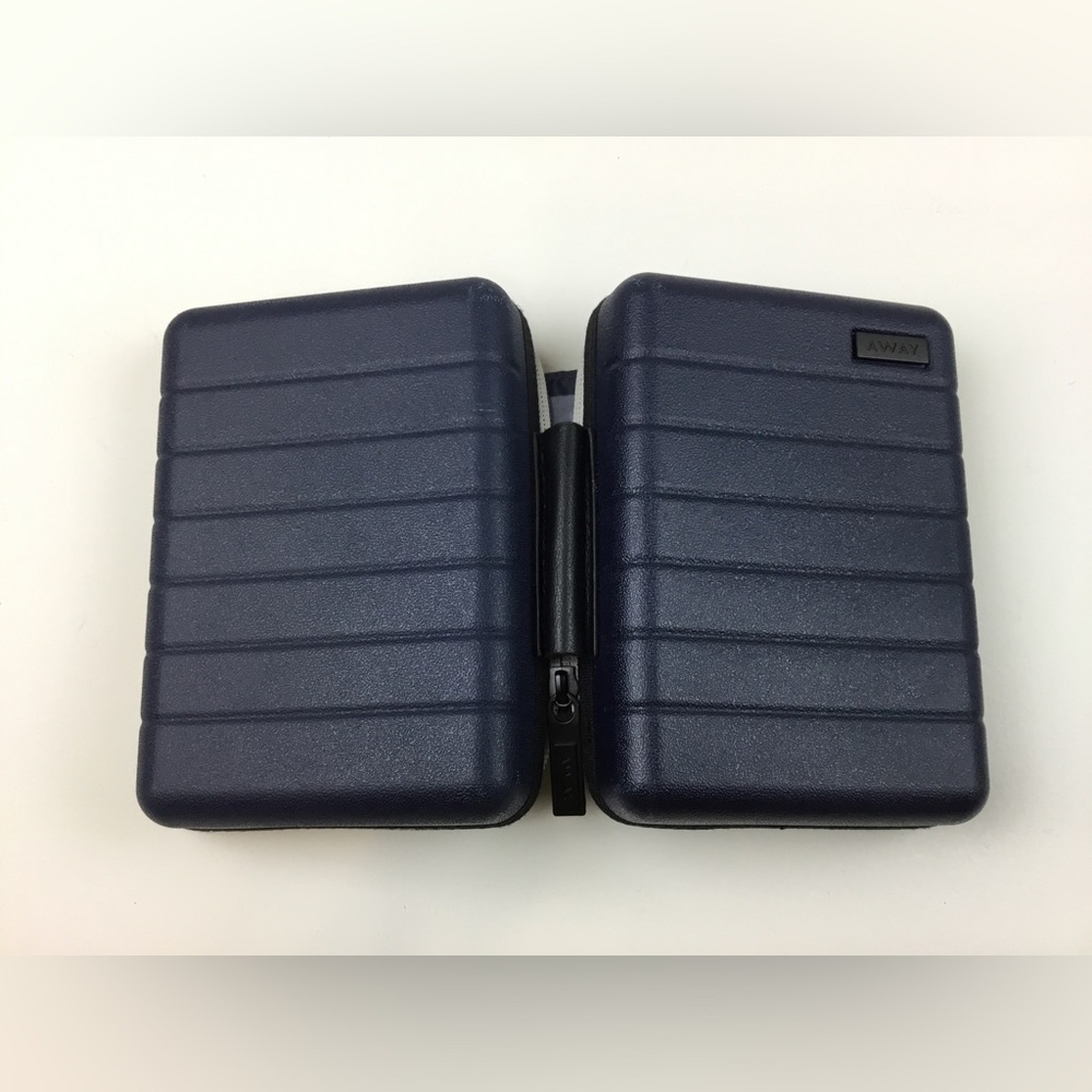 Away Luggage Accessories Packing Cubes x 2, Bag Tag and Amenity Kit - Picture 6 of 7